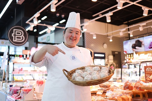 '파리바게뜨 베이킹 콘테스트'에서 '찰깨유과도넛'을 개발해 대상을 수상한 이윤정 제빵사. (사진=파리바게뜨)