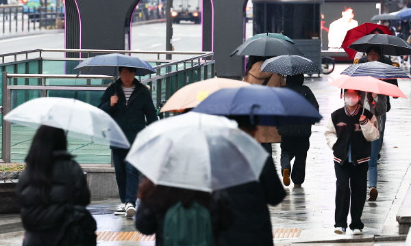 21일 막바지 꽃샘추위가 이어지겠다. 사진은 서울 강남구 강남역 사거리 인근에서 우산을 쓴 시민들이 이동하고 있는 모습. /뉴시스