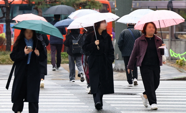25일 오후부터 26일까지 전국에 비가 내리겠다. 사진은 서울 강남구 강남역 사거리 인근에서 우산을 쓴 시민들이 이동하고 있는 모습. /뉴시스