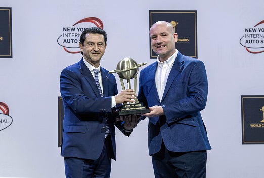 현대차 글로벌 COO 호세 무뇨스 사장이 세계 올해의 퍼포먼스카(아이오닉 5 N)를 수상하는 모습.