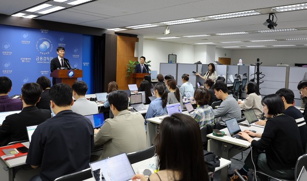 이복현 금융감독원장이 지난달 31일 서울 여의도 금융감독원 기자실에서 '금융투자소득세 관련 시장전문가 등 간담회' 관련 백브리핑을 하고 있다.(사진=뉴시스)