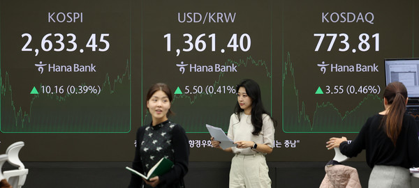 15일 오후 서울 중구 하나은행 본점 딜링룸에서 딜러들이 업무를 수행하고 있다./뉴시스