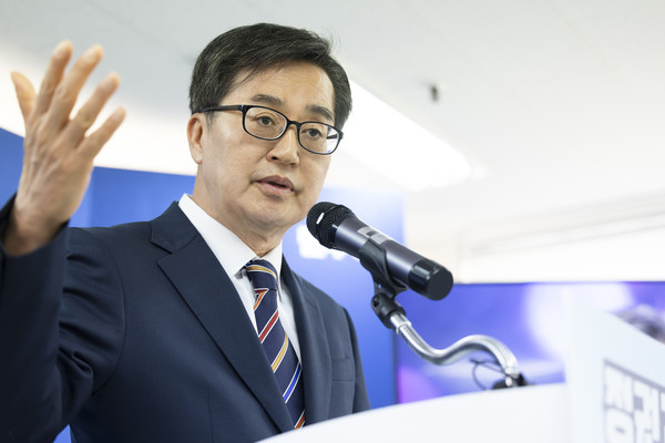 김동연 더불어민주당 대선 경선 후보가 25일 서울 여의도 대선캠프에서 ‘백팩 메고 TMI’ 기자회견을 하고 있다. (사진=김동연 캠프)