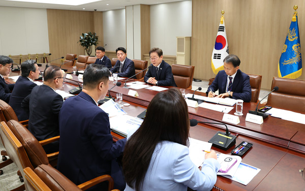 이재명 대통령이 13일 서울 용산 대통령실에서 열린 이스라엘-이란 공습관련 대통령실 안보경제 긴급점검회의를 주재하고 있다./뉴시스