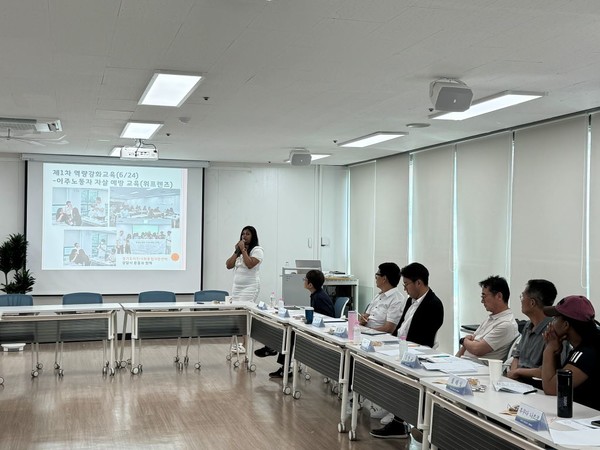 8일 경기도이민사회통합지원센터에서 열린 ‘2025년 외국인 주민 명예대사 중간보고회’에서 참석자들이 의견을 나누고 있다. (사진=경기도 제공)