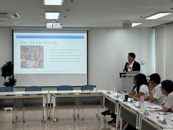 8일 경기도이민사회통합지원센터에서 열린 ‘2025년 외국인 주민 명예대사 중간보고회’에서 참석자들이 의견을 나누고 있다. (사진=경기도 제공)
