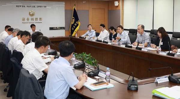 11일 금융위원회 권대영 사무처장 주재로 정부서울청사에서 열린 장기 연체채권 채무조정 프로그램 점검을 위한 전문가 간담회에서 참석자들이 의견을 나누고 있다. (사진=금융위원회 제공)