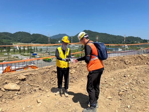 보건관리자의 근로자 물 보급 사진. (사진=DL건설)