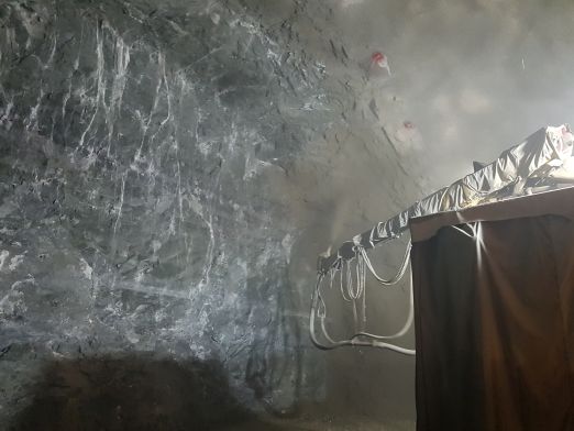 PET 섬유복합체 혼합 과정 및 숏크리트 시공 모습. (사진=DL건설)