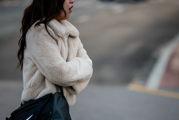 11일 아침까지 ‘반짝추위’가 이어지겠다. 사진은 서울 종로구 광화문네거리에서 두꺼운 옷차림을 한 시민이 몸을 움츠리며 발걸음을 옮기고 있는 모습. /뉴시스