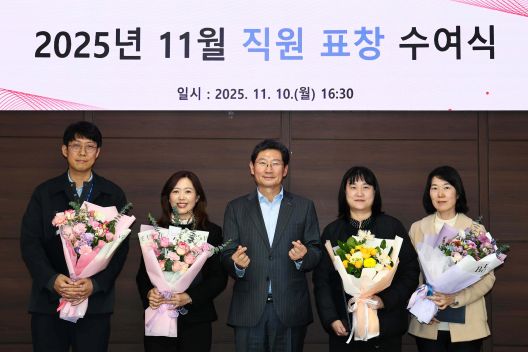 이상일 용인특례시장(가운데)은 10일 학습연구동아리 발표대회 수상자들에게 표창을 수여했다. (왼쪽부터 'The모임', '용인의푸른밤', '헬로용', '희로애락' 대표)