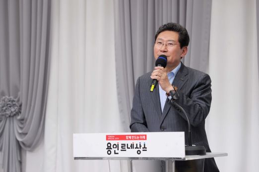 이상일 용인특례시장이 10일 시청 컨벤션홀에서 열린 민족통일 용인특례시대회에 참석해 축사를 하고 있다.