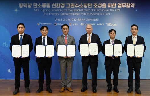 (왼쪽부터) 김금규 경기평택항만공사 사장 직무대행, 도경식 평택지방해양수산청 청장, 정장선 평택시장, 현대차그룹 켄 라미레즈 에너지&수소사업본부장 부사장, 김정석 현대글로비스 해운사업부장, 이덕현 기아 지속가능경영실장이 기념 촬영을 하는 모습 (사진=현대자동차그룹)