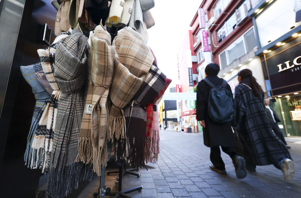 12일 복쪽에서 찬 공기가 내려오면서 아침에 일부 지역에서 영하권에 근접하는 쌀쌀한 날씨가 이어지겠다. 사진은 서울 명동거리의 한 옷가게 앞에 목도리가 진열돼 있는 모습. /뉴시스
