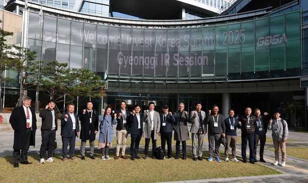 해외 투자자들이 지난달 29일 판교테크노밸리에서 열린 투자환경 설명회에서 기념촬영을 하고 있다. (사진=경기도 제공)