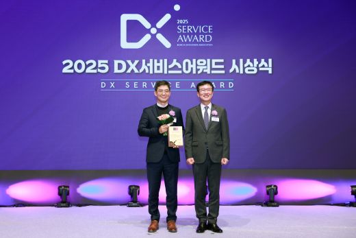 이날 서울시 중구 소공동에 위치한 롯데호텔에서 진행된 2025 DX서비스어워드 시상식에서 문동민 한국표준협회장(좌측에서 2번째)과 이한 KB국민은행 S&T본부장(좌측에서 1번째)이 기념촬영을 하고 있다. (사진=KB국민은행)