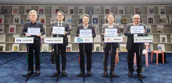 11일 오후 수원특례시 경기도서관에서 열린 경기도-반도체 기업 재생에너지 파트너십 협약식에서 김동연 경기도지사가 참석자들과 기념촬영을 하고 있다.(사진=경기도 제공)