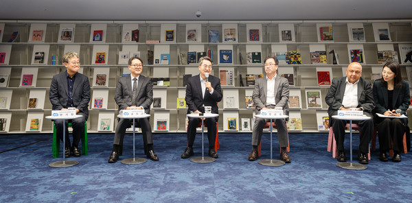 11일 오후 수원특례시 경기도서관에서 진행된 경기도-반도체 기업 재생에너지 파트너십 협약식에서 김동연 경기도지사가 참석자들과 이야기를 나누고 있다.(사진=경기도 제공)