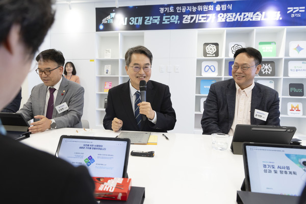 11일 경기도서관 AI스튜디오에서 열린 ‘경기도 인공지능위원회’ 출범식에서 김동연 경기도지사가 참석자들과 이야기를 나누고 있다. (사진=경기도 제공)