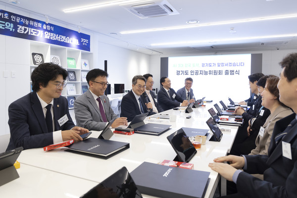 11일 경기도서관 AI스튜디오에서 열린 ‘경기도 인공지능위원회’ 출범식에서 김동연 경기도지사가 참석자들과 이야기를 나누고 있다. (사진=경기도 제공)