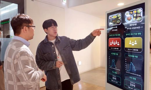 구내식당 이용자가 'AI 피플카운팅'이 분석한 구내식당 예상 대기시간을 확인하고 있다.  (사진=삼성웰스토리)
