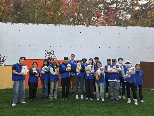 삼성은 13일 삼성전자 수원 디지털시티 디지털홀에서 나눔키오스크 10주년을 기념하는 '2025 나눔의 날' 행사를 개최했다. 삼성 임직원들은 나눔위크 기간 동안 ▲사업장 인근 지역사회를 위한 대면봉사 ▲나눔키오스크 기부 ▲헌혈 캠페인 등 다양한 방식으로 나눔을 실천했다.