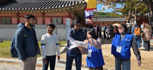 삼성은 13일 삼성전자 수원 디지털시티 디지털홀에서 나눔키오스크 10주년을 기념하는 '2025 나눔의 날' 행사를 개최했다. 삼성 임직원들은 나눔위크 기간 동안 ▲사업장 인근 지역사회를 위한 대면봉사 ▲나눔키오스크 기부 ▲헌혈 캠페인 등 다양한 방식으로 나눔을 실천했다.