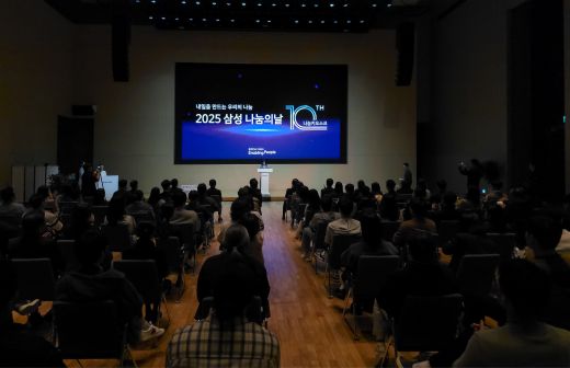 삼성전자 수원 디지털시티에서 13일 열린 '2025 삼성 나눔의 날' 행사에 참석한 수혜 아동 유준군의 어머니가 감사 인사를 하고 있다. (사진=삼성전자)