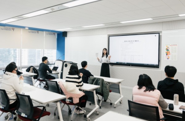 SK행복나눔재단 취업 연계형 장애인 육성 프로그램에 참여한 장애인 훈련생들이 직무 훈련을 받고 있다(사진=행복나눔재단)