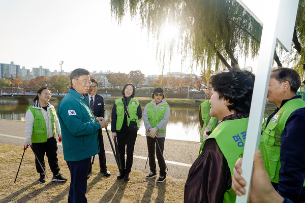 12일 오후 성남 탄천변에서 열린 ‘명품 탄천지킴이 발대식’에서 신상진 성남시장이 참석자들과 대화를 나누고 있다. (사진=성남시 제공)