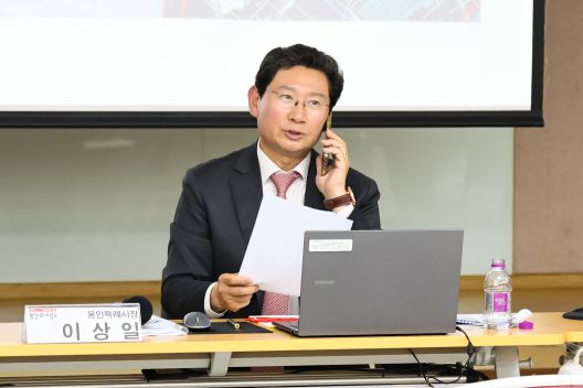 이상일 용인특례시장이 12일 열린 수지구 '공동주택 입주자대표회의 소통콘서트’에서 경기도의회와 전화통화 하고 있다