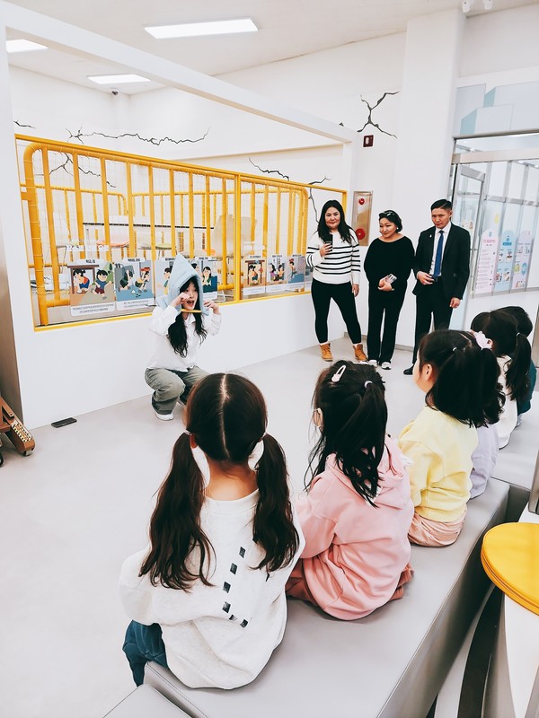 몽골 허브드주 대표단이 12일 성남시 어린이 교통교육장의 안전교육을 참관하고 있다. (사진=성남시 제공)