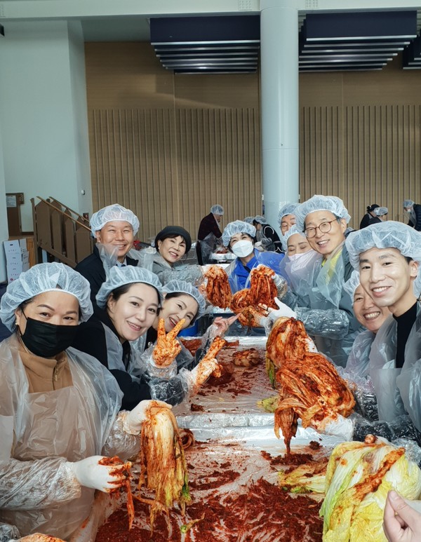 서울출입국·외국인청 직원과 서울청 사회통합협의회 회원 등이 13일 강원도 평창에서 진행된 이민자들과 함께하는 이웃사랑 김장 나눔 행사에서 기념촬영을 하고 있다. (사진=서울출입국·외국인청 제공)