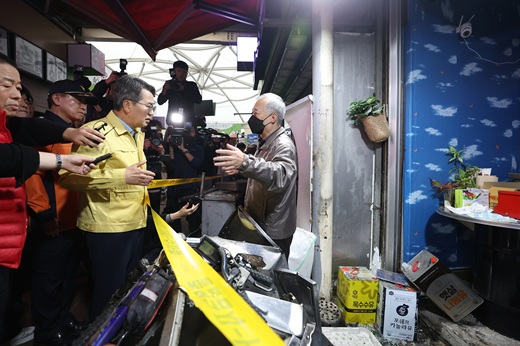 김동연 경기도지사가 13일 오후 3시께 부천시 원종동 제일시장을 찾아 사고 현장을 살펴보고 사고를 목격한 시장상인들과 시민들을 위로했다. (사진=경기도)