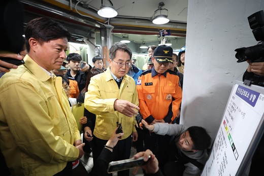 김동연 경기도지사가 13일 오후 3시께 부천시 원종동 제일시장을 찾아 사고 현장을 살펴보고 사고를 목격한 시장상인들과 시민들을 위로했다. 