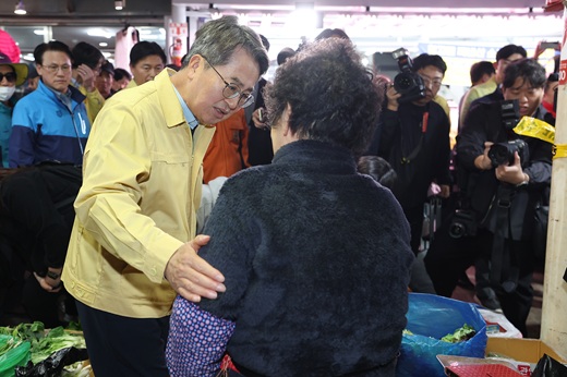 김동연 경기도지사가 13일 오후 3시께 부천시 원종동 제일시장을 찾아 사고 현장을 살펴보고 사고를 목격한 시장상인들과 시민들을 위로했다. 