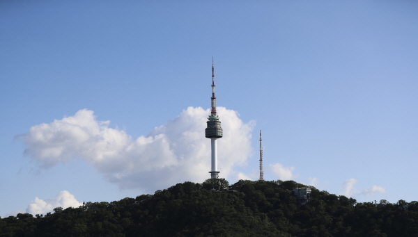 14일 아침에는 쌀쌀하겠지만 한낮 최고기온이 19도까지 오르며 포근하겠다.  사진은 서울 중구에서 바라본 미세먼지 없는 파란 서울 하늘. /뉴시스