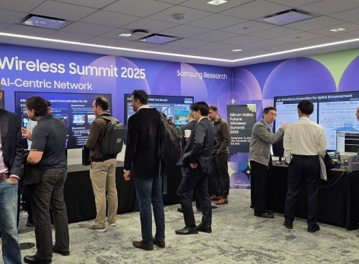 11월 13일(현지시간) 미국 실리콘밸리 마운틴뷰에서 진행된 '실리콘밸리 미래 통신 서밋 2025'에서 기술 시연을 하고 있다.