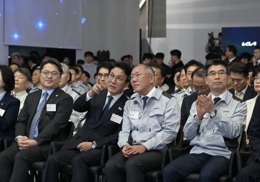 기아 화성 EVO Plant East 준공식과 West 기공식에 참석한 김민석 국무총리(왼쪽에서 두번째)와 정의선 현대차그룹 회장이 대화를 나누고 있다.