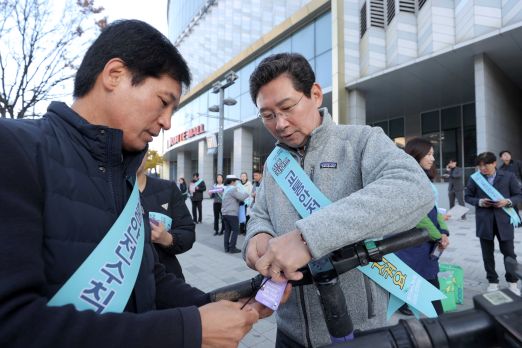 이상일 용인특례시장이 14일 성복역 일대에서 ‘공유 모빌리티 안전문화 확산 캠페인’을 펼치며 시민의 참여를 독려하고 있다. (사진=용인특례시)