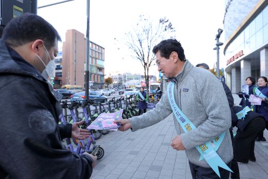 이상일 용인특례시장이 14일 성복역 일대에서 ‘공유 모빌리티 안전문화 확산 캠페인’을 펼치며 시민의 참여를 독려하고 있다.
