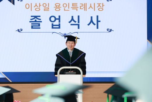 14일 용인시농업기술센터에서 열린 '2025년 용인그린대학 제19기 및 대학원 제10기 졸업식'에서 축사를 하고 있는 이상일 용인특례시장