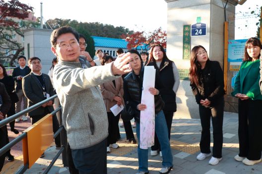 이상일 용인특례시장이 14일 포곡초등학교에서 학부모들과 만나 학생들의 안전을 위한 방안을 논의했다. (사진=용인특례시)