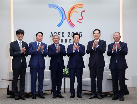 이재명 대통령이 10월31일 APEC 정상회의 장소인 경북 경주화백컨벤션센터(HICO)에서 젠슨 황 엔비디아 최고경영자(CEO) 접견에 앞서 참석자들과 기념촬영을 하고 있다. 왼쪽부터 이해진 네이버 의장, 최태원 SK그룹 회장, 젠슨 황 엔비디아 최고경영자(CEO), 이 대통령, 이재용 삼성전자 회장, 정의선 현대차그룹 회장. (대통령실통신사진기자단/뉴시스)