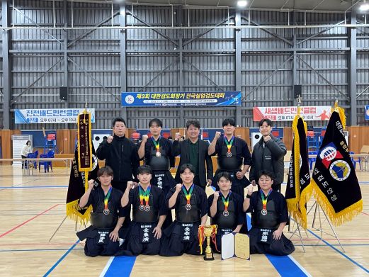 용인특례시 직장운동경기부 검도팀이 13일 ‘제3회 대한검도회장기 전국실업검도대회’에서 금메달을 획득한 뒤 기념사진을 촬영하고 있다 (사진=용인특례시)