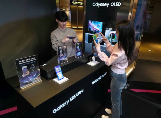 삼성전자 모델이 '갤럭시 Z 폴드7'과 '갤럭시 S25 울트라'로 넥슨의 '카트라이더 러쉬플러스'를 즐기고 있다.