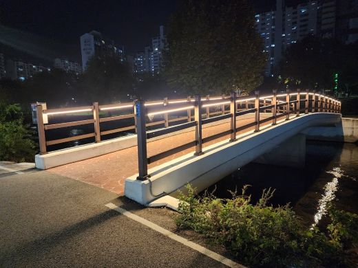 용인특례시 수지구 죽전1동은 목교 제4·6인도교에 LED 경관조명을 설치했다. (사진=용인특례시)