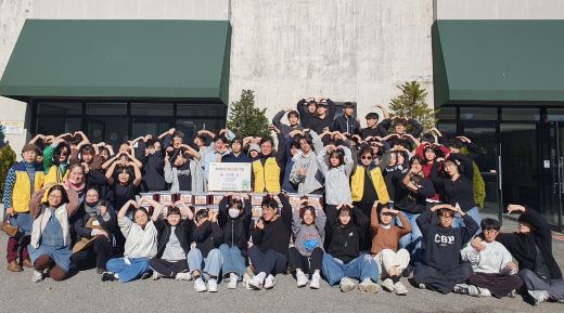 원삼면 헌산중 학생과 학부모 14일 학교 운동장에서 '김장 나눔 사랑 실천' 행사를 열었다. (사진=용인특례시)