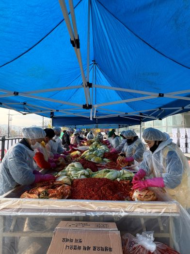 처인구 유림1동은 13일 유림1동 봉사회 주최로 사랑의 김장나눔 행사를 열었다.