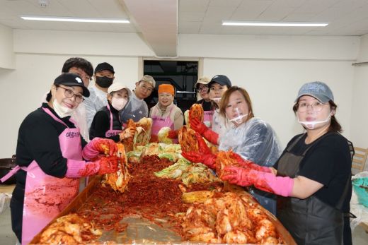 처인구 이동읍 주민자치위원회(위원장 방도관)는 8일 이동읍 행정복지센터에서 ‘사랑의 김장나눔 행사’를 열었다.